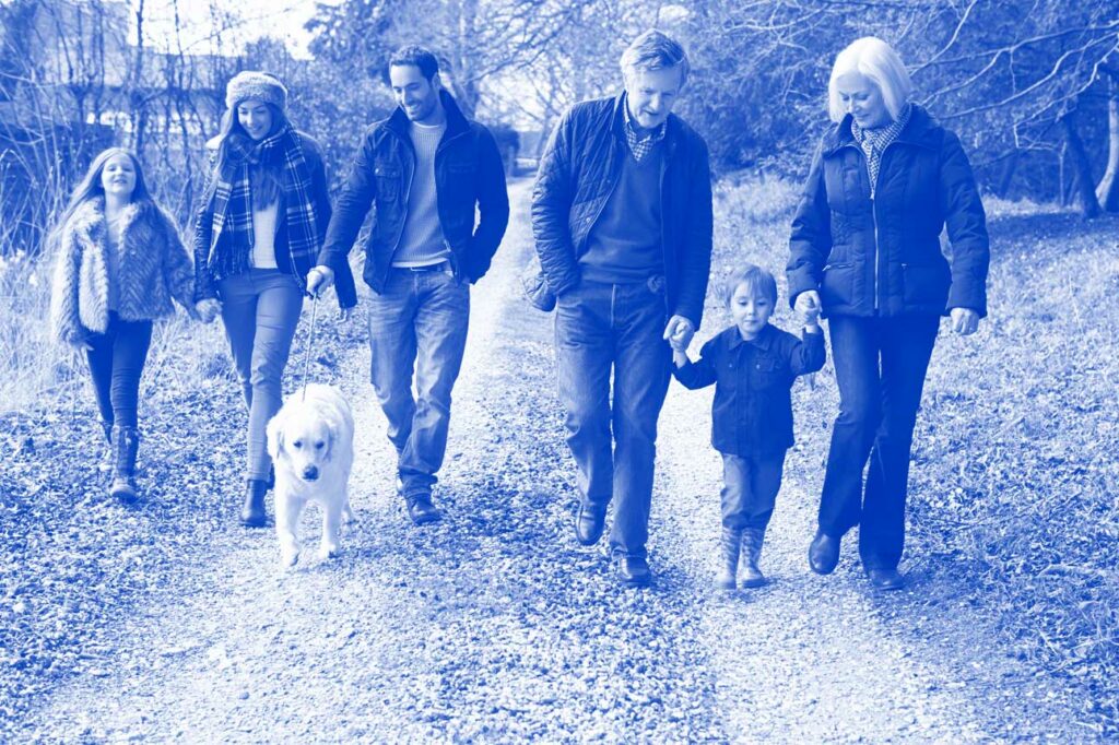 Famille qui marche dans la forêt